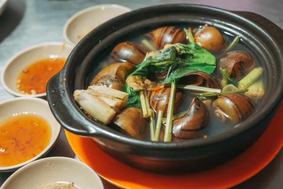 Đường hẻm trước quán